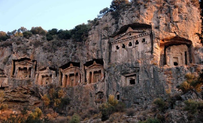 Kaunos Kral Mezarlıkları