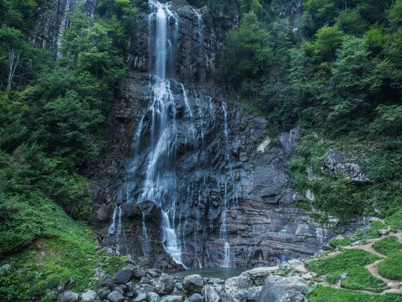 Mençuna Şelalesi