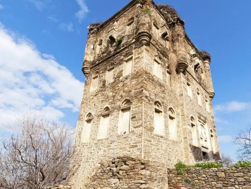Arpaz Kalesi ve Arpaz Beyler Konağı