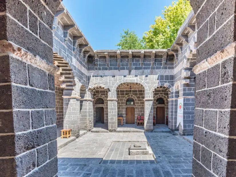 Zinciriye Medresesi (Sincariye Medresesi)