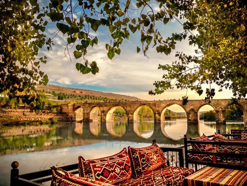 On Gözlü Köprü (Dicle Köprüsü)