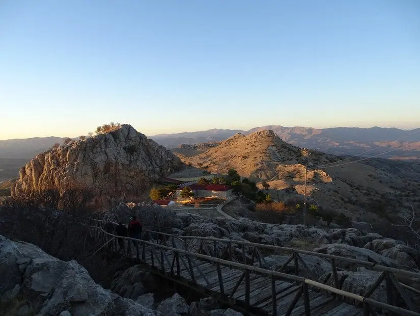 Türkiye'nin inanç turizmi açısından en gelişmiş şehirlerinden biri olan Diyarbakır'da mutlaka uğramanı önerdiğimiz yerlerden biri de Zülküf Peygamberin uzun yıllar boyunca kalması nedeniyle Zülküf Dağı olarak da bilinen Makam Dağı. Ergani ilçesine sadece 