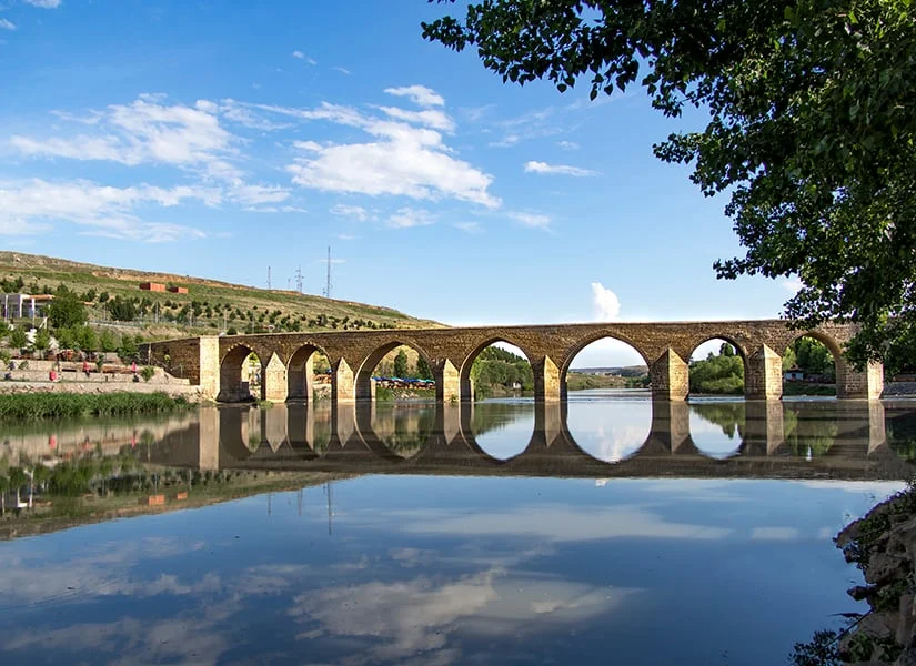 Dicle Köprüsü, Sur