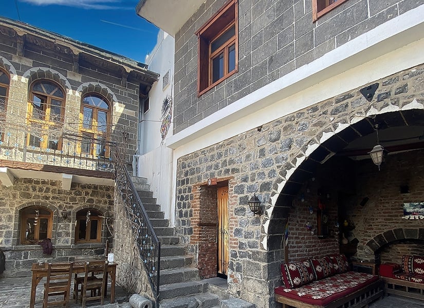 Tarihi Hasan Paşa Hanı, Sur
