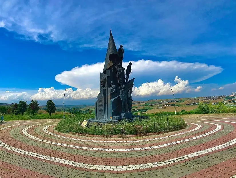 On Dokuzuncu Fırka Anıtı