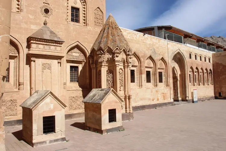 'BATIDA TOPKAPI SARAYI, DOĞUDA İSHAK PAŞA'