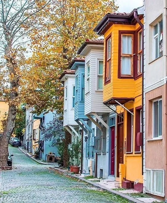 Çengelköy, Boğaz’ın en nostaljik semtlerinden. 300 yıllık çınar ağacının gölgesinde çay içmek, buranın olmazsa olmazı. Semtin tarihi, Osmanlı döneminde kaptan-ı deryaların yalılar inşa etmesiyle başlıyor. Sadullah Paşa Yalısı gibi tarihi yapılar hâlâ ayak