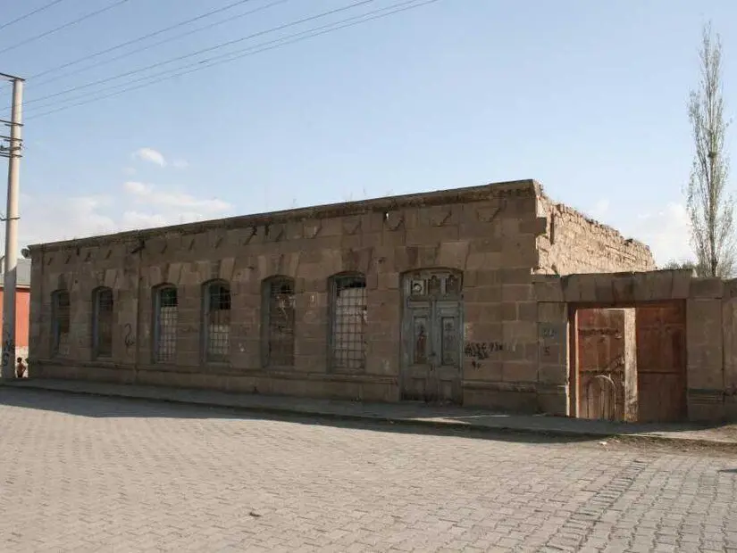 Taş Bina
