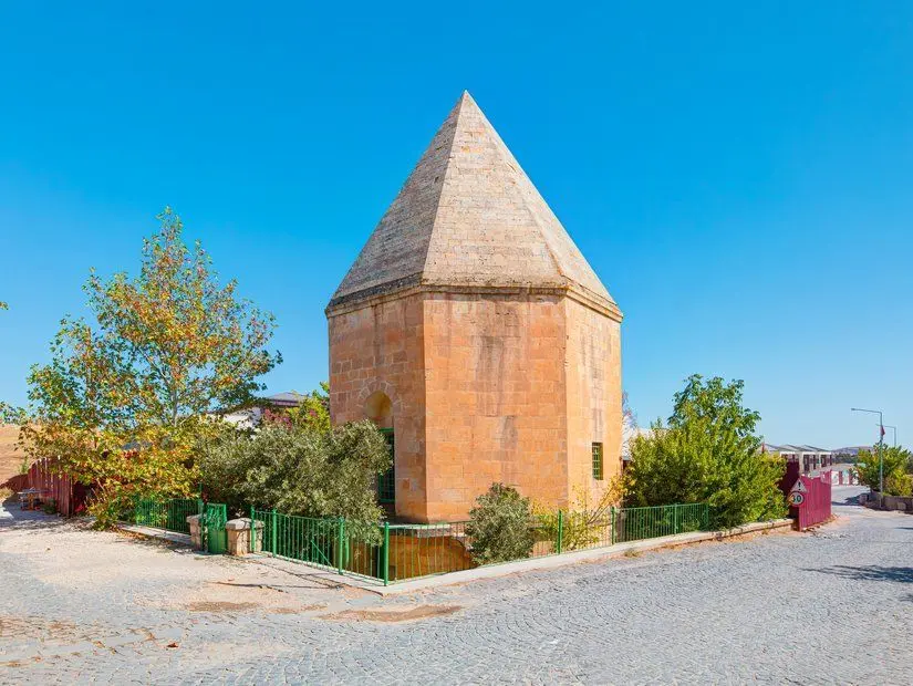 Mansur Baba Türbesi