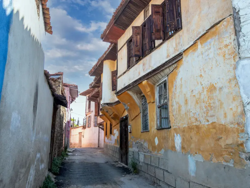Tarihi Kula Evleri