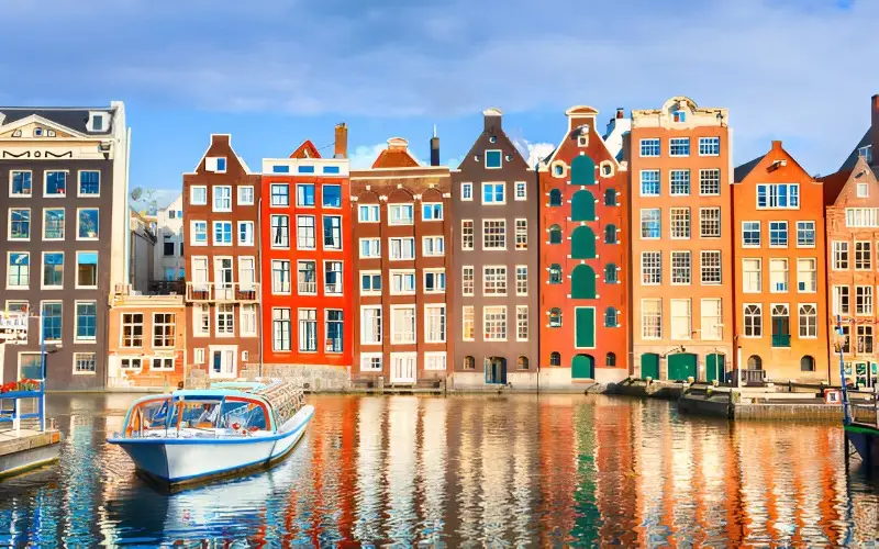 Amsterdam’da Nerede Kalınır? İlk Kez Amsterdam’a Gidenler İçin Hangisi Daha Mantıklı?