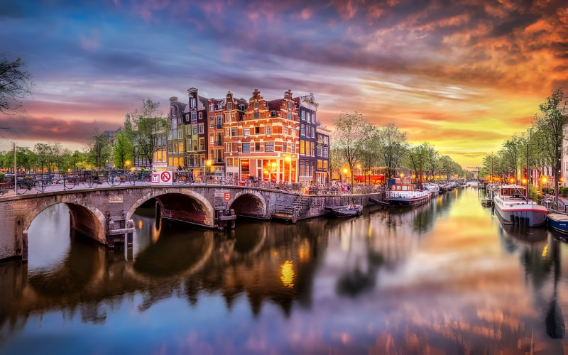 Amsterdam’da Konaklayabileceğiniz Diğer Bölgeler