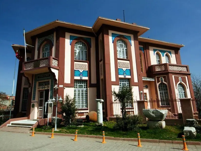 upnisa Mağarası, Kırklareli’nin Demirköy ilçesinin Sarpdere köyü sınırlarında yer alıyor. Bu mağara, Trakya bölgesinde turizme açılan tek yer. İki katlı olan ve üç girişi ile yeraltı sistemine sahip olan mağaranın toplam 3150 metre uzunluğa sahip olduğu y