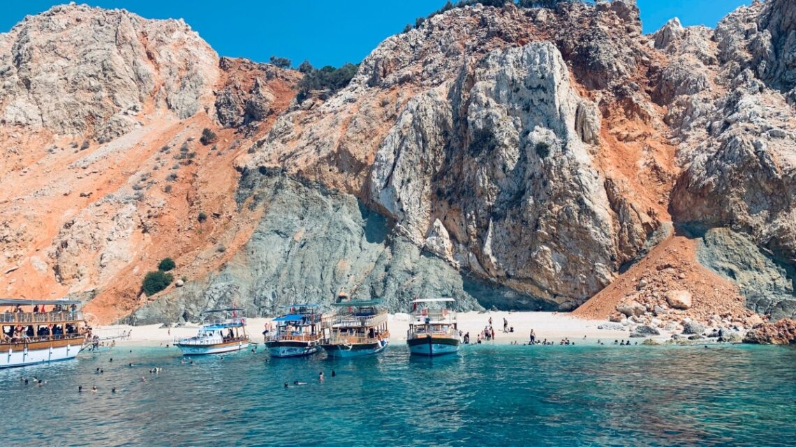 Adaya yalnızca deniz yoluyla ulaşım sağlanıyor