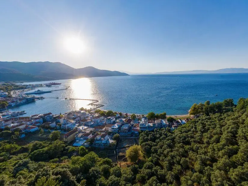 Turistik Andros Adasında bulunan simgesel Tourlitis Deniz Feneri, Andros kasabasına kısa bir yürüyüş mesafesinde, denize hakim bir kayanın üzerinde yer alıyor. 1838 yılında inşa edilen ve 21 metre yükseklikte olan Tourlitis Deniz Feneri, 18 deniz mili uza