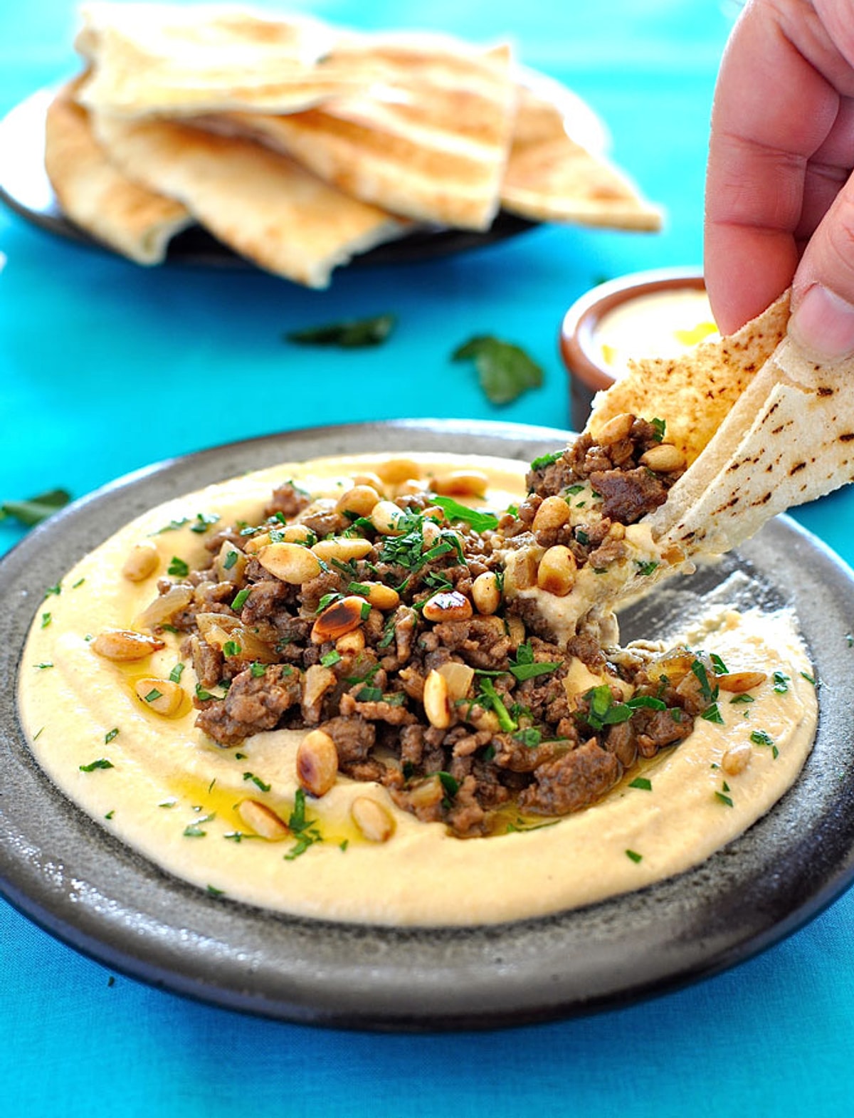 Artık kuru kuru humus yemeye son, zaman kıymalı humus zamanı.