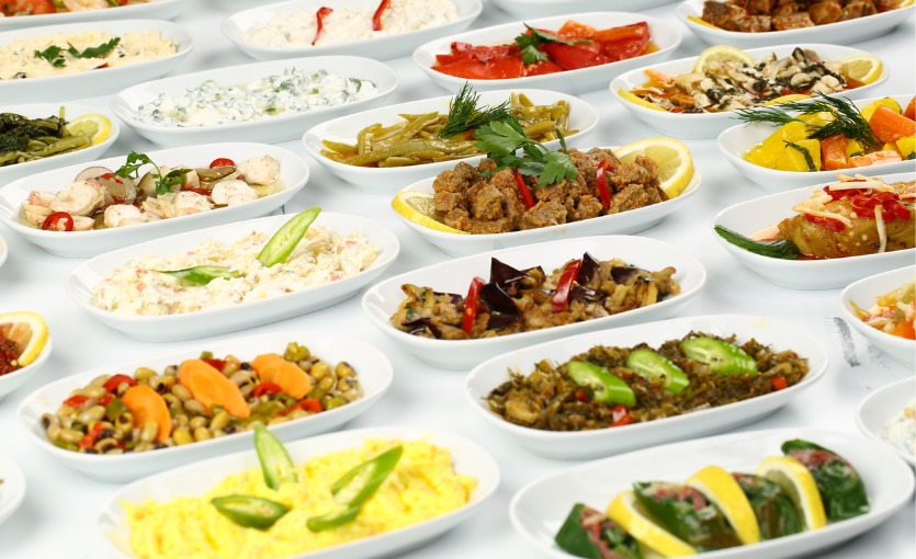 Ayvalık’ta Yemek Konusu: Şen Kahkahalı Sofraların Mucizesi Lezzetli Yemekler