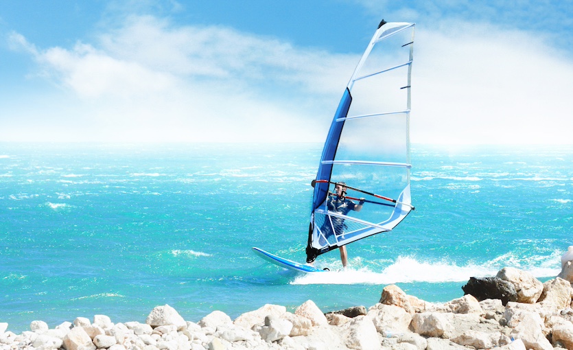 Ekim Ayında Alaçatı’da Yapılabilecek Şeyler Ekimde Tatil Alaçatı Rüzgar Sörfü Windsurfing in Alacati  Alaçatı merkezi, yılın çoğu dönemi şen şakrak. Yani eğlenmek için burada gidebileceğin birçok mekan var. Ekim ayında Alaçatı gece kulüplerinde eğlence sa