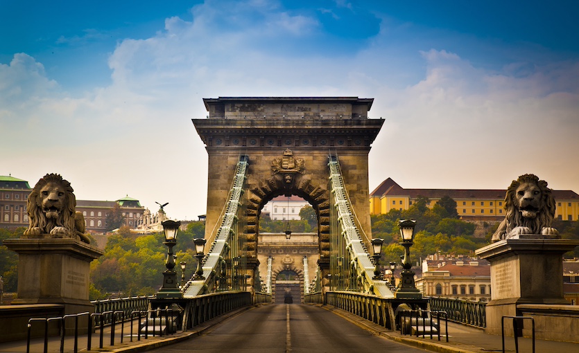 Buda ve Pest’i Birleştiren Zincir Köprü’de Yürü