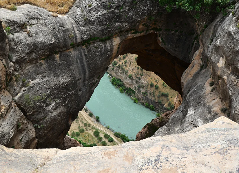 Rasıl Hacar (Delikli Taş)