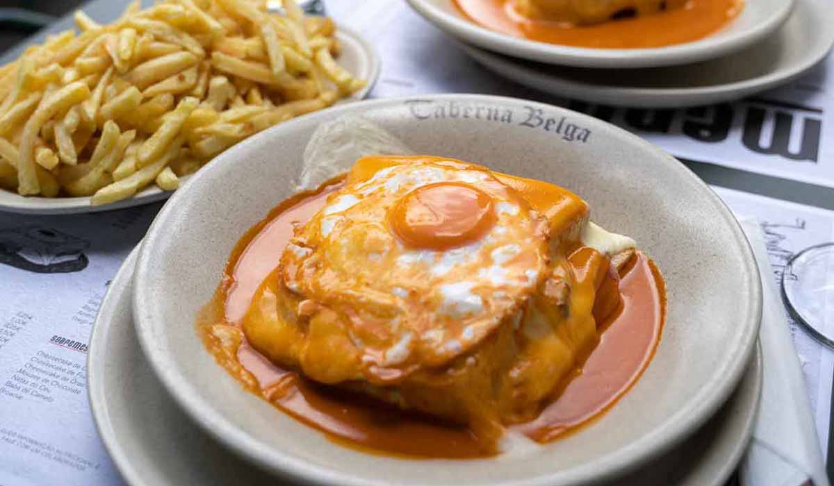 Francesinha (sandviç içinde kalp krizi)
