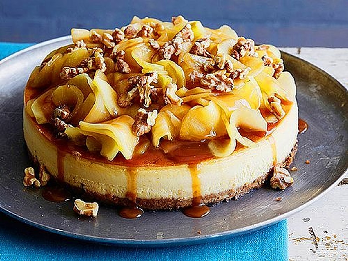Muhteşem ikili cheesecake ile buluşuyor: Karamelli Elmalı Cheesecake