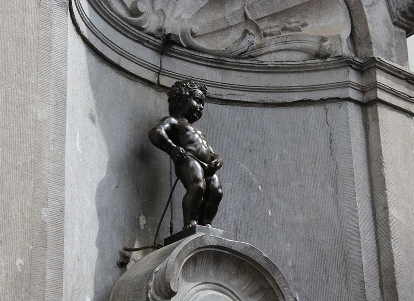 Manneken Pis (İşeyen Çocuk Heykeli – Brüksel)