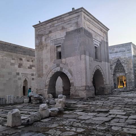 Tarihi Kervansarayların Büyülü Kemerleri