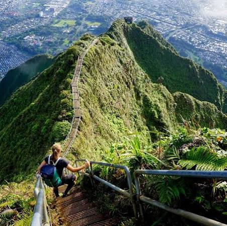 Bulutların Ötesine Gizemli Yolculuk Hawaii nin Yasaklı