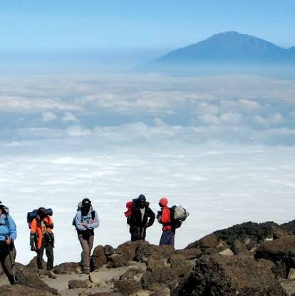 Afrika Kıtasının Çatısı Kilimanjaro nun Karlı Zirvesine Epik