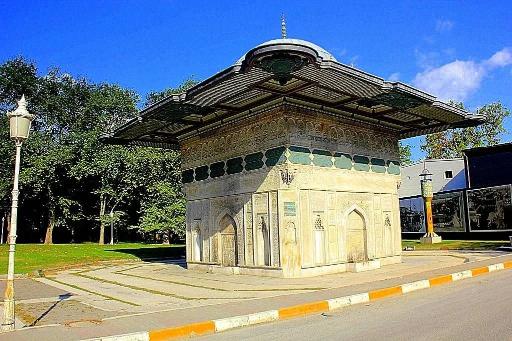 Tophane Parkı Giriş Kapısı Çeşmeleri