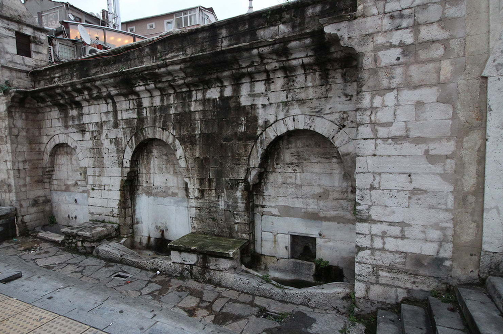 İstanbul da Mahalle Kültürünü Yansıtan Sokak Çeşmeleri