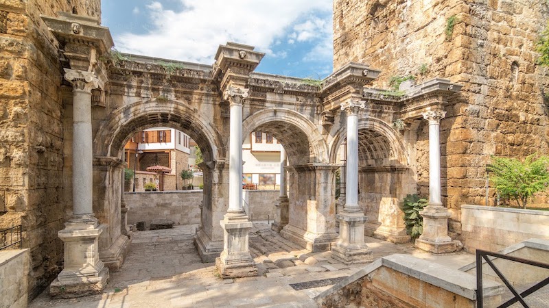 Hadrianus Kapısı veya Üçkapılar Antalya