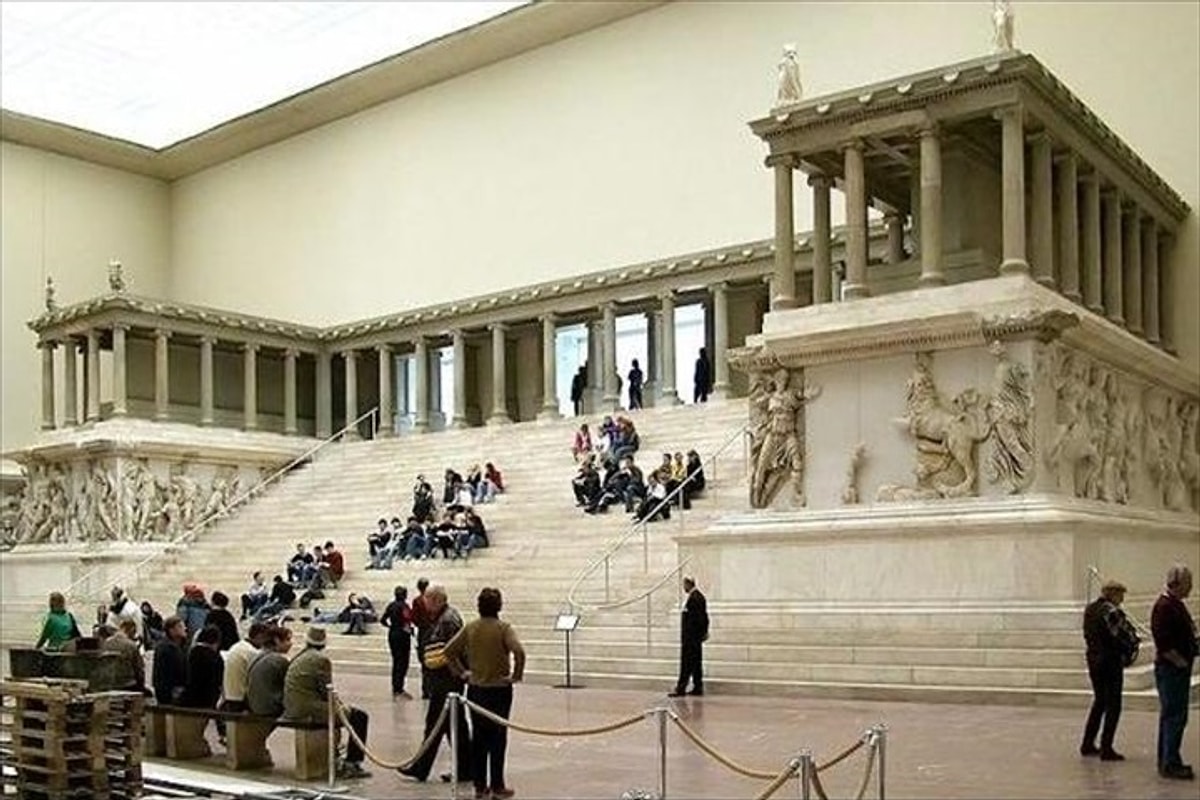 Parça parça sökülerek kaçırılan Zeus Sunağı