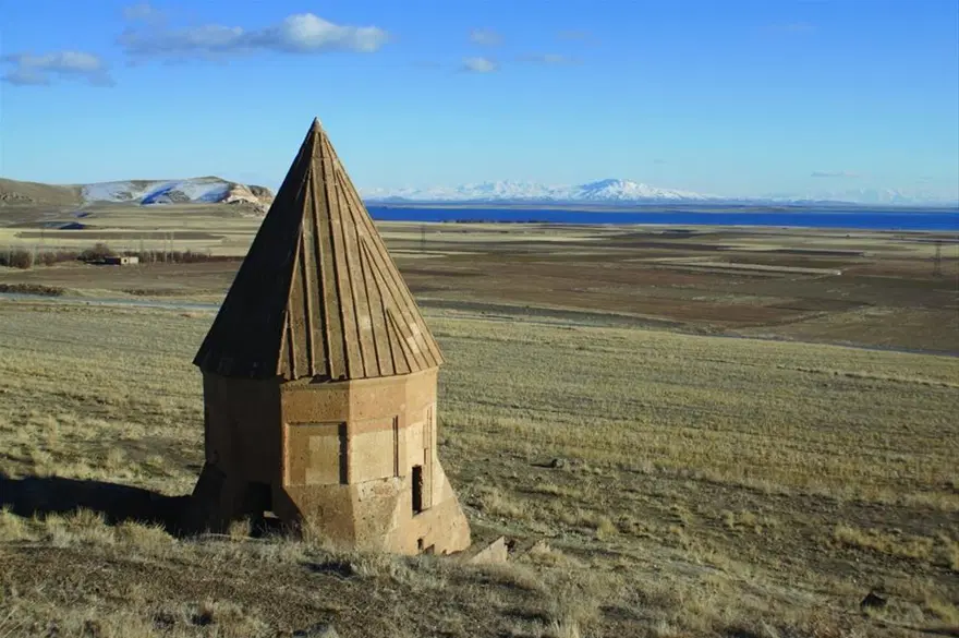 Dikilitaş Kümbeti Van Erciş