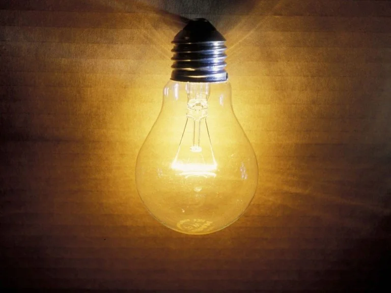 Ampulü Thomas Edison İcat Etmedi