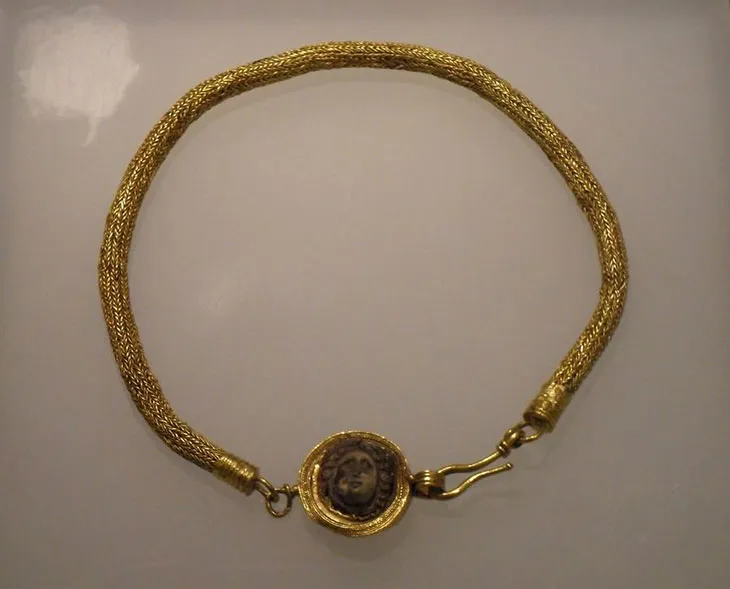 Medusa Başlı Kolye