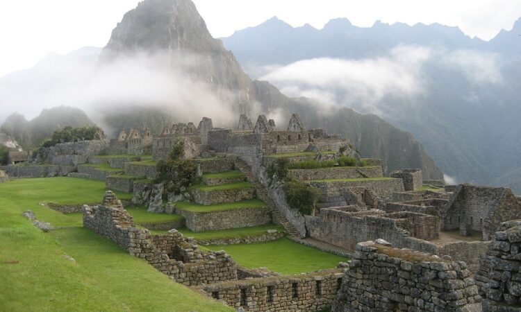 Kayıp kentler And Dağlarının zirvesindeki Machu Picchu