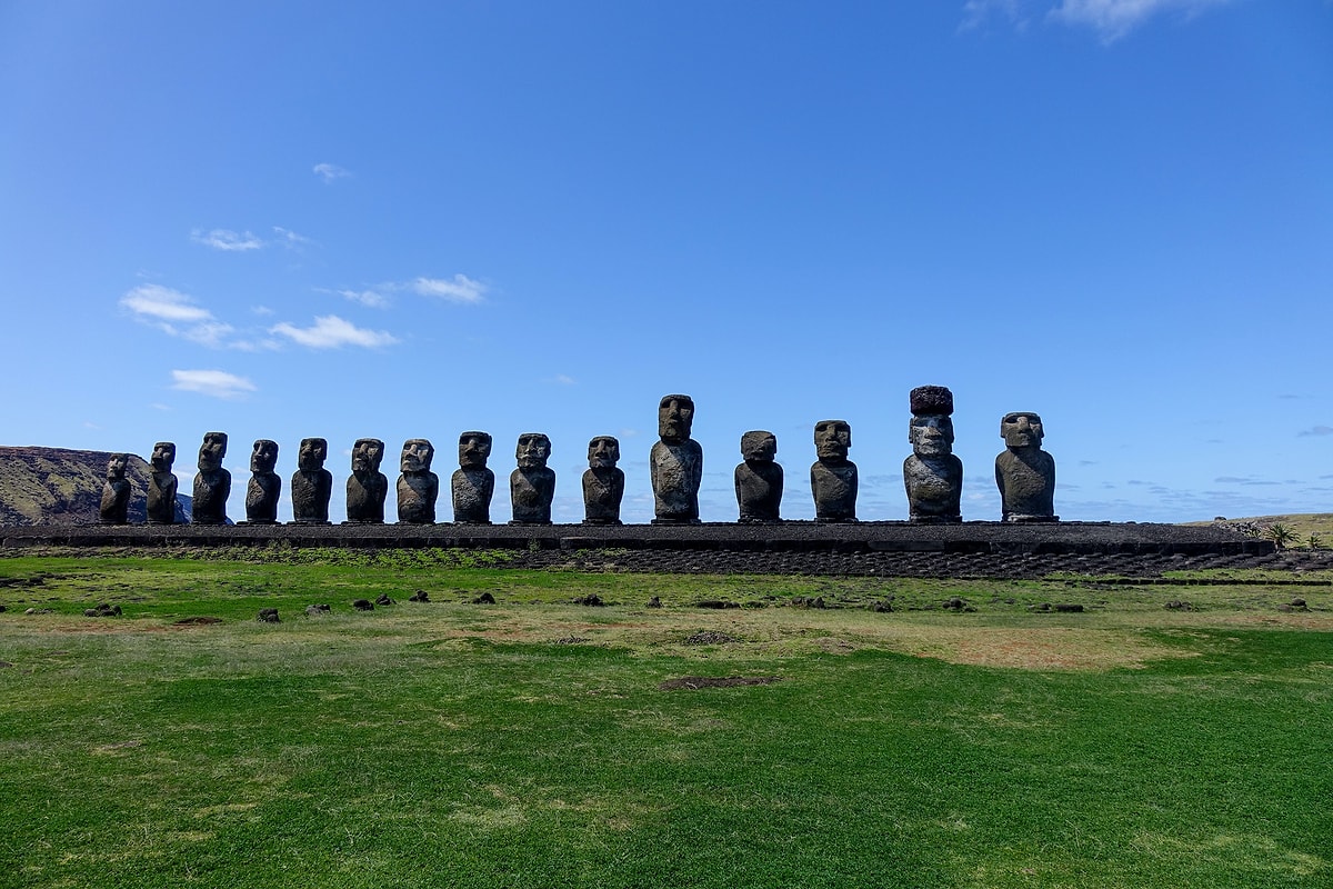 Paskalya Adasındaki Moai Heykelleri
