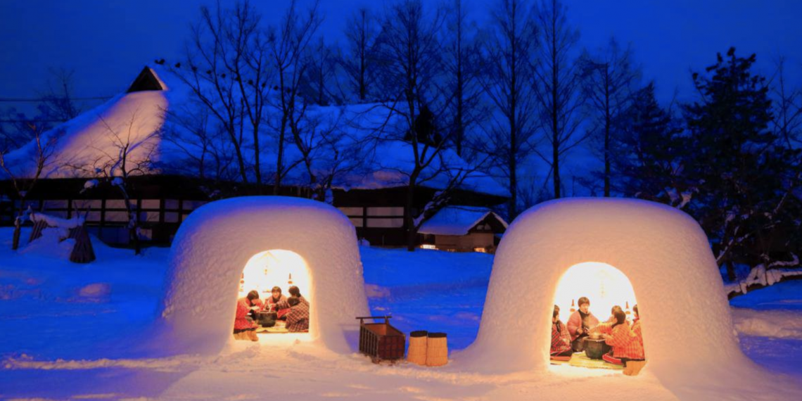 Yokote Japonya da yapılan Kamakura Festivali nde bir igloo
