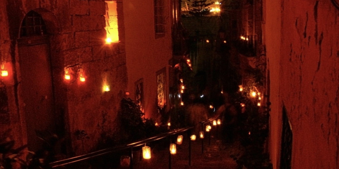 Malta nın mum festivali Birgufest te bir mum yakın
