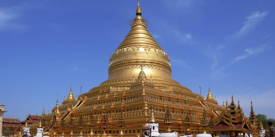 Myanmar daki Shwe Gugi Pagoda Tapınağı nda yeni yılı