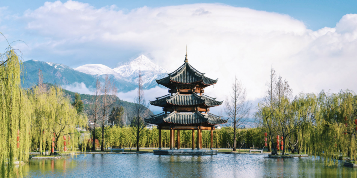 Lijiang Çin de akşamları şenlik ateşinin etrafında dans edin