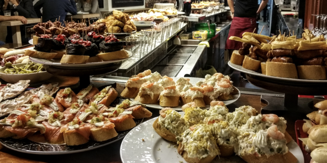 San Sebastian İspanya da barları gezin ve pintxos