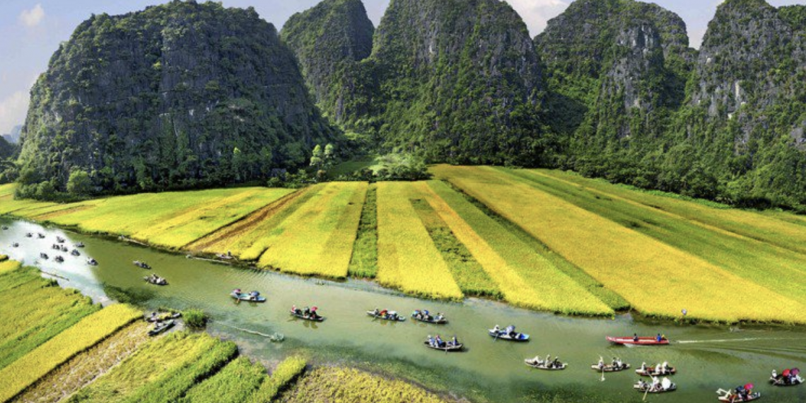 Vietnam daki Tam Coc Ninh Binh vadisinden yelken açın