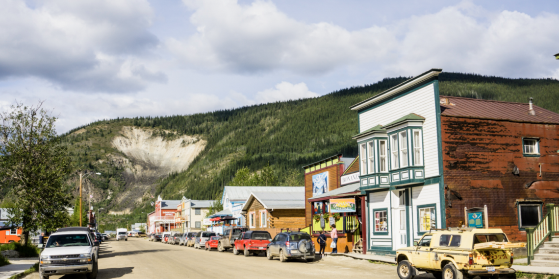 Yukon Kanada nın hayalet kasabası Dawson City de bir kokteyl