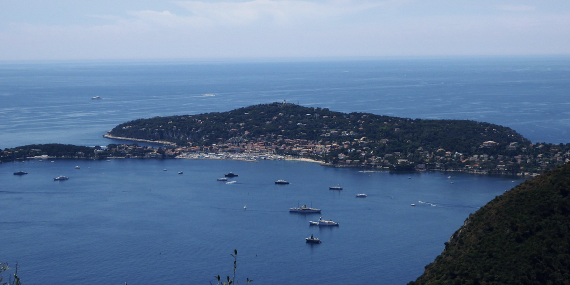 Güney Fransa da Saint Jean Cap Ferrat ın kumsallarında