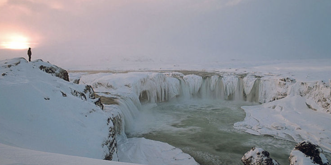 Goðafoss Izlanda da gün batımını seyredin
