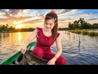 Mưu Sinh Bắt Cá Giữa Đồng Nước Nổi Girl Catching Fish in