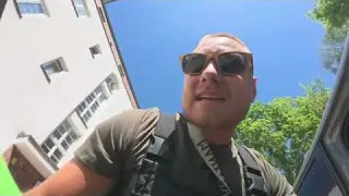 Wütende Oma erwischt EINBRECHER schlägt ihn in die Flucht